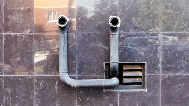 deux tuyaux de bouche d'incendie saillent du mur en miroir - Photo, image