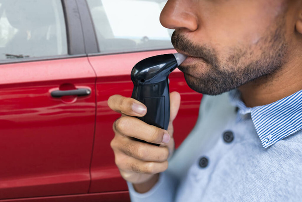 Breathalyzer Alcohol Test Device Before Driving Car - Foto, immagini