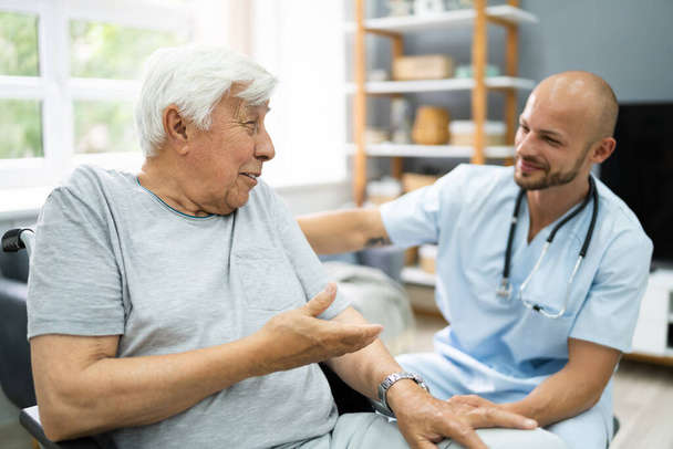 Senior Healthcare Caregiver And Happy Elder Patient - Foto, immagini