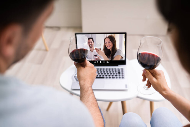 Virtual Wine Tasting Using Laptop. Online Party And Drinks - Foto, immagini