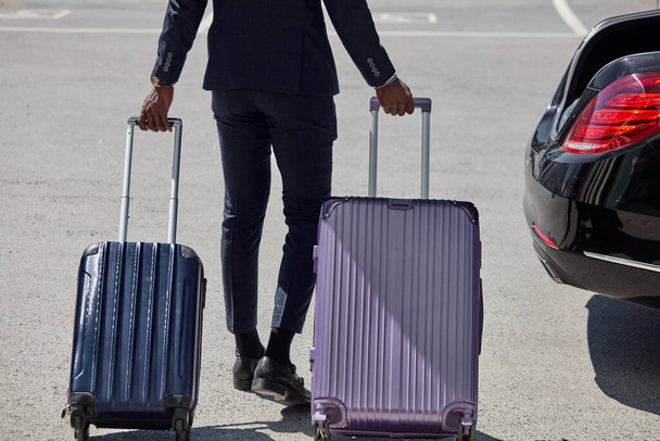 cropped man holding suitcases - Φωτογραφία, εικόνα