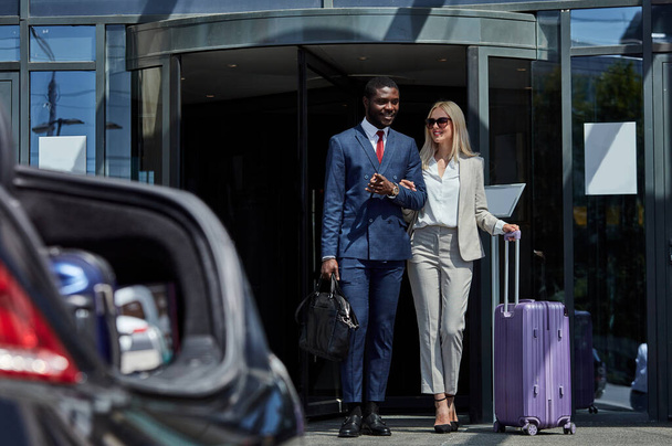 personal bellboy accompanies the client, helps with luggage - Foto, Bild