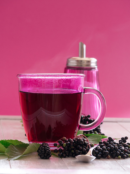 herbata owocowa z jagód czarnego bzu i liści - Zdjęcie, obraz