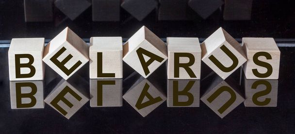 Wit-Rusland, tekst over houten blokjes in zwart en met reflectie - Foto, afbeelding