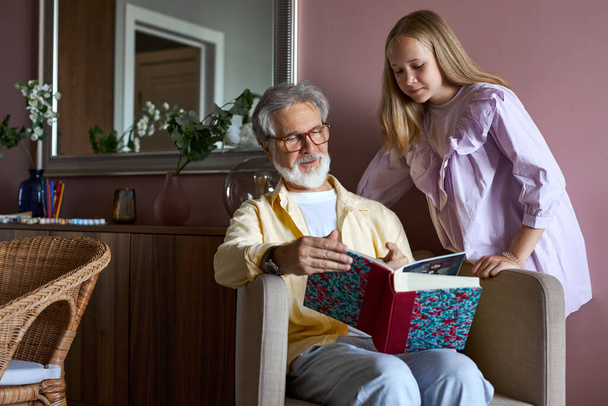 kind grandpa read book with granddaughter - Fotografie, Obrázek