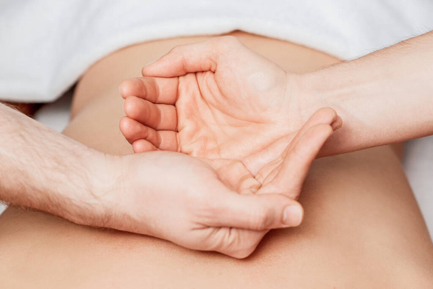 Palme di mani su schiena umana da massaggiatore durante mani mostrano yin e yang. - Foto, immagini