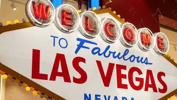 Vítejte na báječném Las Vegas retro neon znamení v karban turistické letovisko, USA. Ikonický vintage zářící banner, symbol kasina, hazardní hry, hraní peněz a hazard sázky. Prosvětlená tabule. - Fotografie, Obrázek