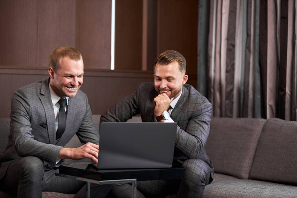 business men co-working with laptop - Zdjęcie, obraz