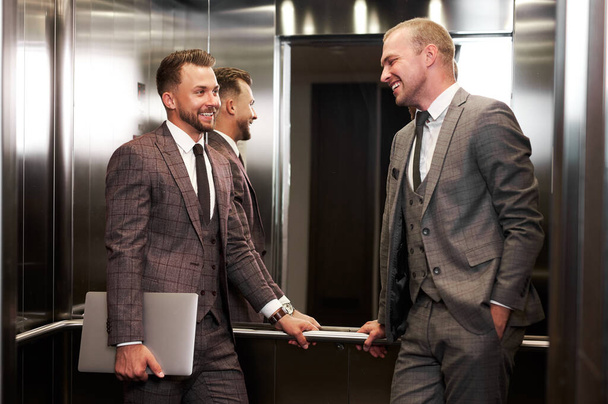 two business partners in elevator - Zdjęcie, obraz