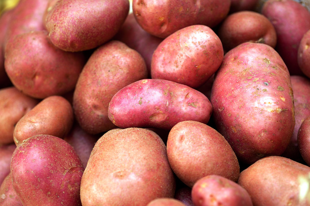 Свежий картофель продается на рынке
 - Фото, изображение