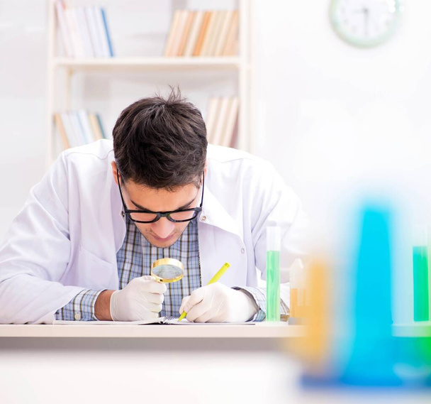 Kemian opiskelija tekee kemiallisia kokeita luokkahuoneessa - Valokuva, kuva
