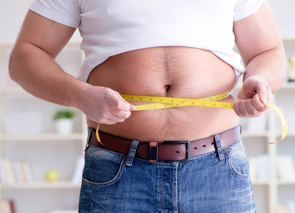 Hombre gordo obeso en concepto de dieta - Foto, Imagen
