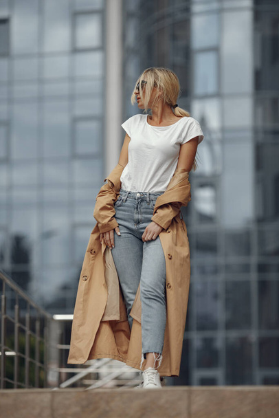 Woman in a stylish clothes in a summer city - Foto, Bild