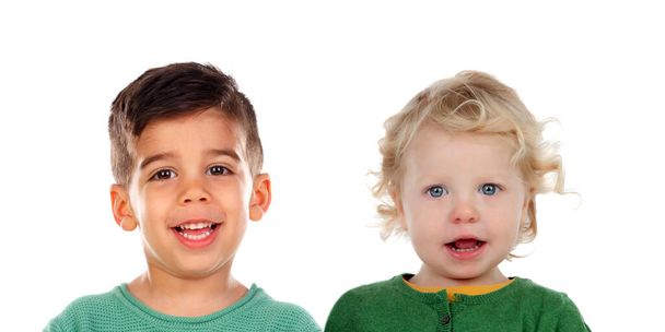 Farklı ırktan iki gülümseyen çocuk beyaz bir arka planda izole edilmiş. - Fotoğraf, Görsel