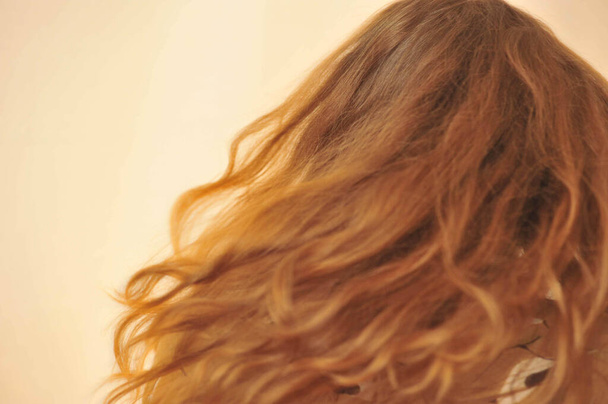 молодая женщина с длинными светлыми волосами крутит головой - Фото, изображение