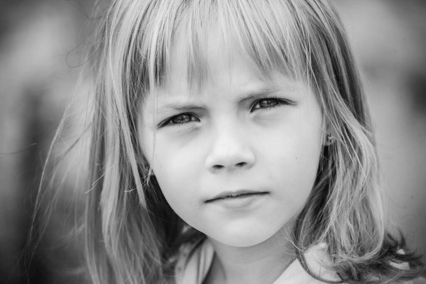 ładny portret dziewczynki dziecka. Odkryty portret uroczej dziewczynki w letni dzień. Portret dziewczynki z różowymi włosami. Dziecko w wieku 7-8 lat. Nastolatek - Zdjęcie, obraz