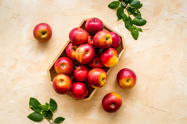 Apples background on kitchen desk - top view - Foto, Imagen