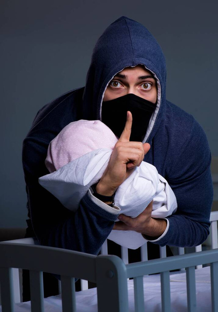 Criminoso roubando bebê em criança humana traficking conceito - Foto, Imagem