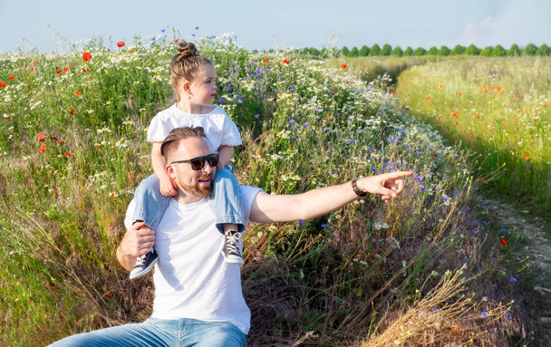 Papá y su preciosa hijita en un prado de verano - Foto, imagen