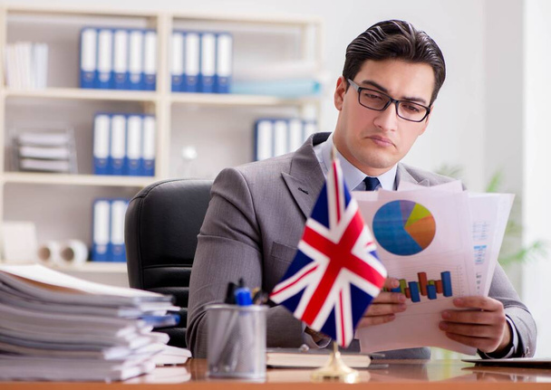 Obchodník s britskou vlajkou v kanceláři - Fotografie, Obrázek