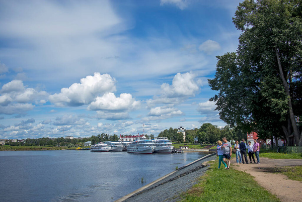 UGLICH, Rusia, - 26 de julio de 2020, Crucero en el muelle sobre el río Volga en la antigua ciudad - Foto, Imagen