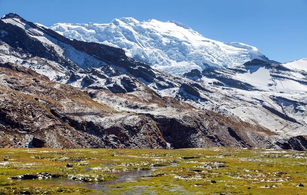 Ausangate trek trekking trail, Ausangate circuit, Cordillera Vilcanota, Cuzco region, Peru, Peruvian Andes landscape, South America  - 写真・画像