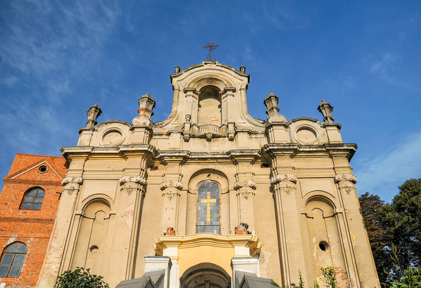 A karmeliták történelmi barokk temploma a Boldogságos Szűz Mária látogatásának szentélyében. Bilshivtsi, Ivano-Frankivsk régió, Ukrajna - Fotó, kép