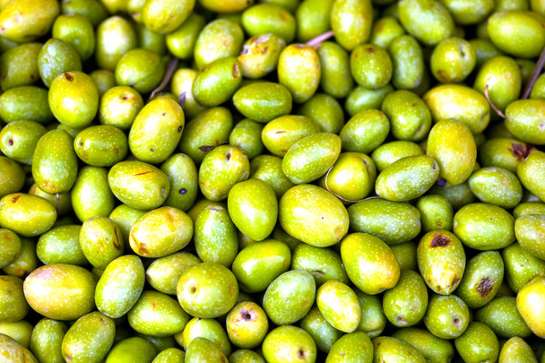 Olive verdi fresche vendute in un mercato
 - Foto, immagini