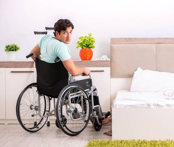 Mladý pohledný zdravotně postižený muž zotavuje doma - Fotografie, Obrázek