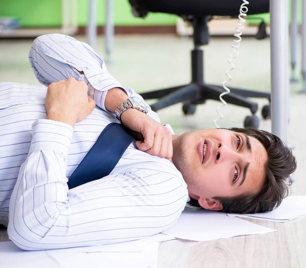 Empresario frustrado estresado por exceso de trabajo - Foto, imagen