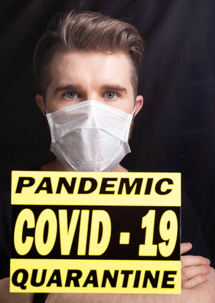 Coronavírus, quarentena, covid-19 e conceito pandêmico. Homem triste e doente do vírus da Coroa a olhar pela janela. Fique em casa
. - Foto, Imagem