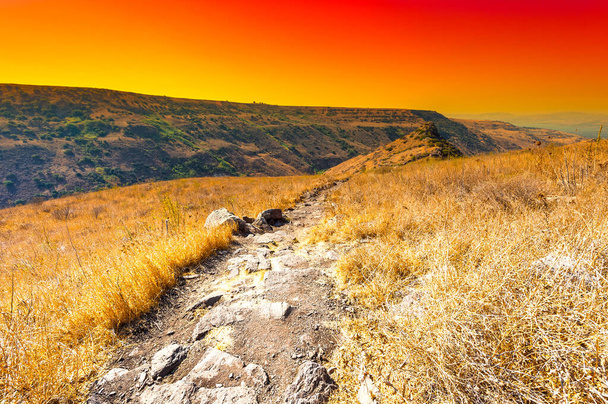 Gamla přírodní rezervace se nachází v Golan Heights v Izraeli při východu slunce. Pohled na archeologické naleziště a Galilejské moře - Fotografie, Obrázek