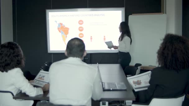 Jeune femme d'affaires expliquant l'analyse des pays aux gestionnaires - Séquence, vidéo