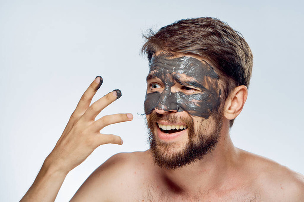 Uomo in maschera nera sul viso pelle pulita stile di vita spalle nude igiene salute - Foto, immagini