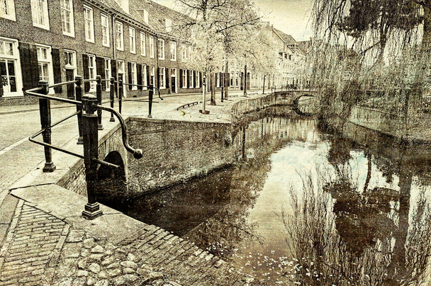 Scena miejska w Amersfoort z typową architekturą lokalną. Nabrzeże w historycznym centrum Amersfoort w Holandii. Vintage stylu stonowane zdjęcie - Zdjęcie, obraz