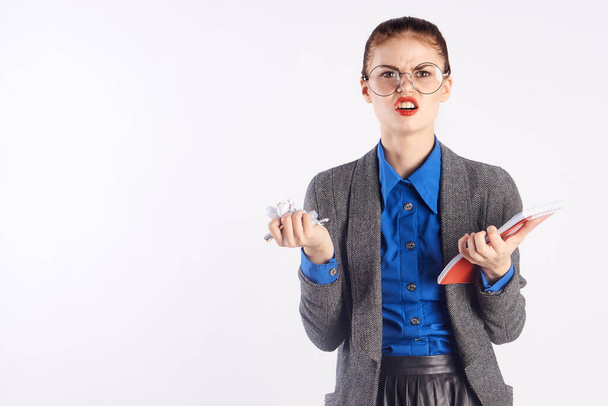 weiblich Lehrer Erziehungswissenschaft Notizblock klassischer Anzug blaues Hemd Brille weiblich  - Foto, Bild
