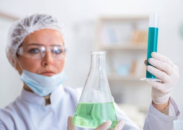 Mujer química que trabaja en el laboratorio de la clínica hospitalaria - Foto, Imagen