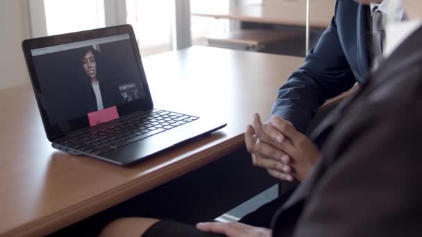 Επιχειρηματίας που μιλάει με συναδέλφους μέσω βιντεοκλήσης - Πλάνα, βίντεο