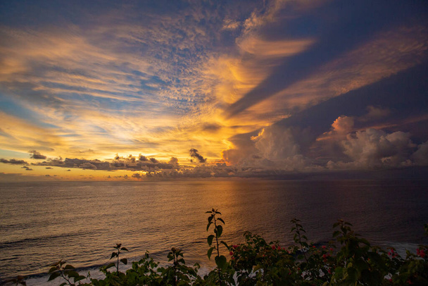 Espectacular vista desde el acantilado de Uluwatu al atardecer en Bali, Indonesia - Foto, Imagen