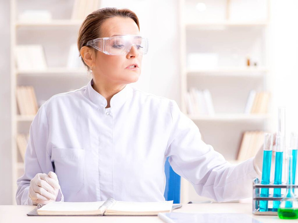 Woman chemist working in hospital clinic lab - Foto, afbeelding