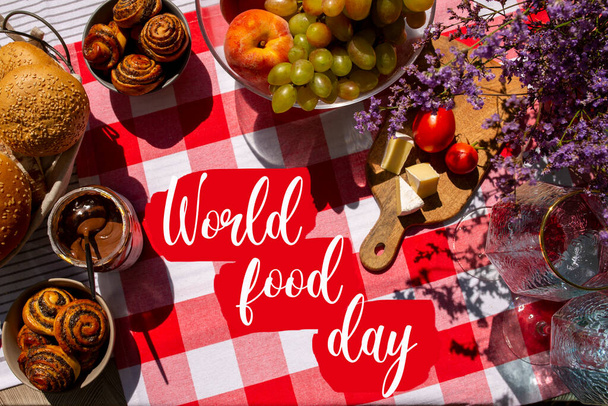 Παγκόσμια Ημέρα Τροφίμων. Φαγητό στο τραπέζι, θέα από πάνω. Τραπέζι με φαγητό. Φρούτα και ψωμάκια - Φωτογραφία, εικόνα