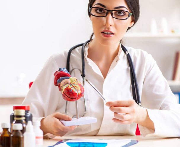Mulher médico mostrando modelo de coração para estudantes - Foto, Imagem