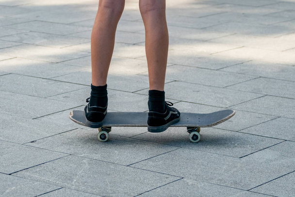 Jonge skateboarder in Batumi park, sportleven. Mensen - Foto, afbeelding