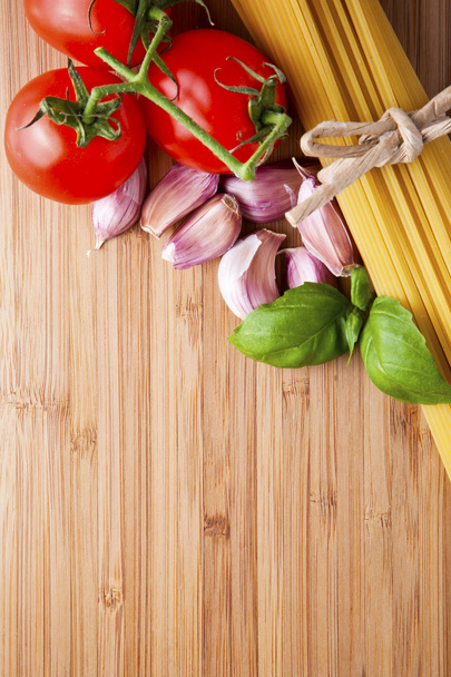 Спагетти и помидоры с копирайтом на деревянном фоне
 - Фото, изображение