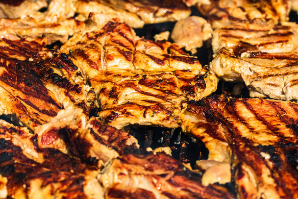 Kurczak i stek wieprzowy grillowane na grillu węglem drzewnym. Górny widok kempingu smaczny grill, koncepcja żywności, jedzenie na grillu i szczegóły żywności na grillu - Zdjęcie, obraz