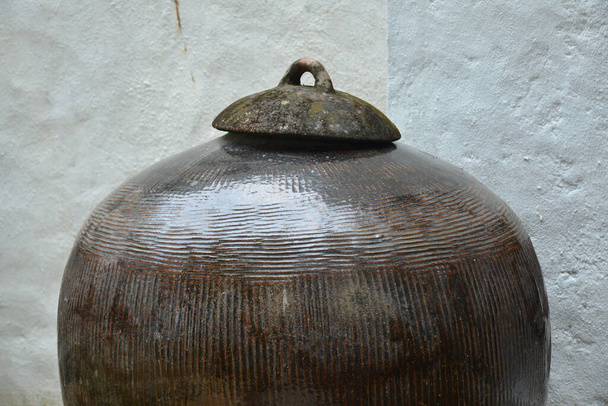pot d'argile lieu de stockage de l'eau de pot à l'extérieur de la maison - Photo, image