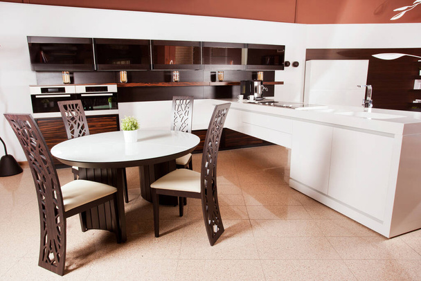 テーブルと椅子付きのモダンなキッチンインテリア - 写真・画像