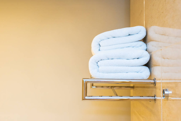 Білий зручний рушник у ванній кімнаті готовий до використання
 - Фото, зображення