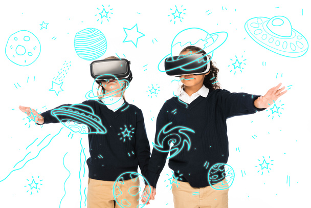 πολυπολιτισμικές μαθήτριες που κρατιούνται χέρι-χέρι ενώ χρησιμοποιούν ακουστικά εικονικής πραγματικότητας απομονωμένα σε λευκό, διαστημική απεικόνιση - Φωτογραφία, εικόνα