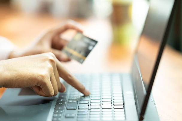 Закрыть Женщина в кафе покупки онлайн с ноутбуком - Фото, изображение